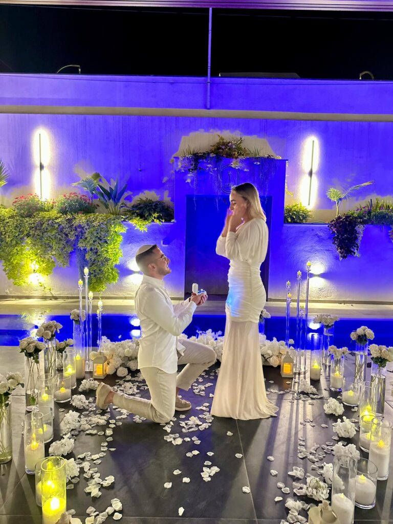 הצעת נישואין בסגנון פרחים ונרות